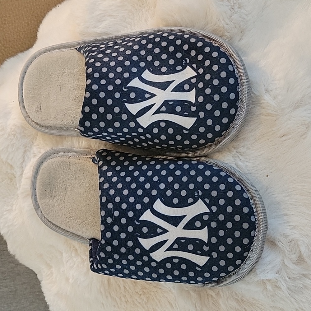 New York Yankees Women's Slippers Size 7/8